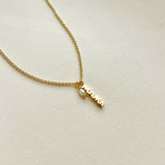 mama necklace er en guldhalskæde med et smukt mama vedhæng og ferskvandsperle