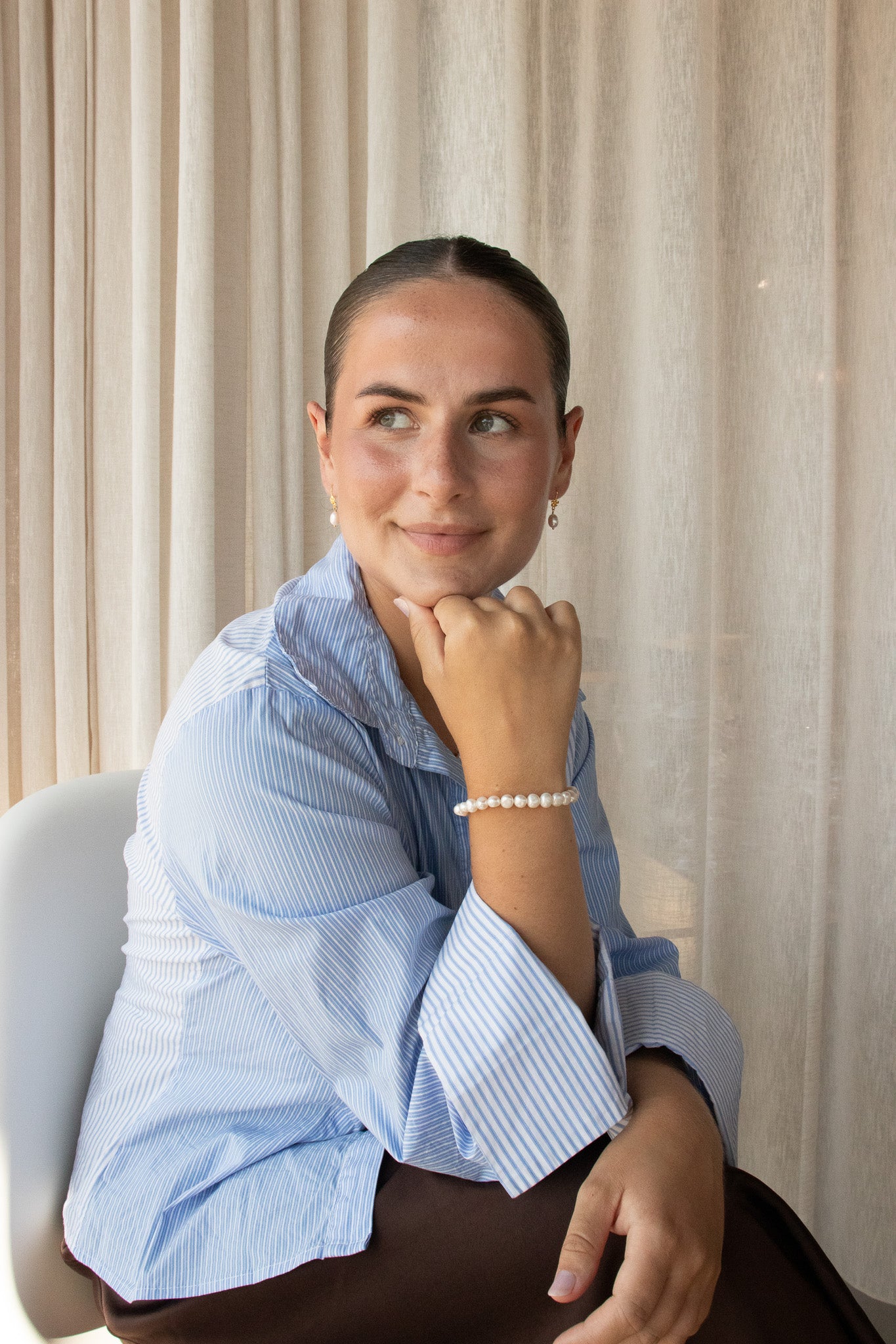 armbånd med hvide ferskvandsperler