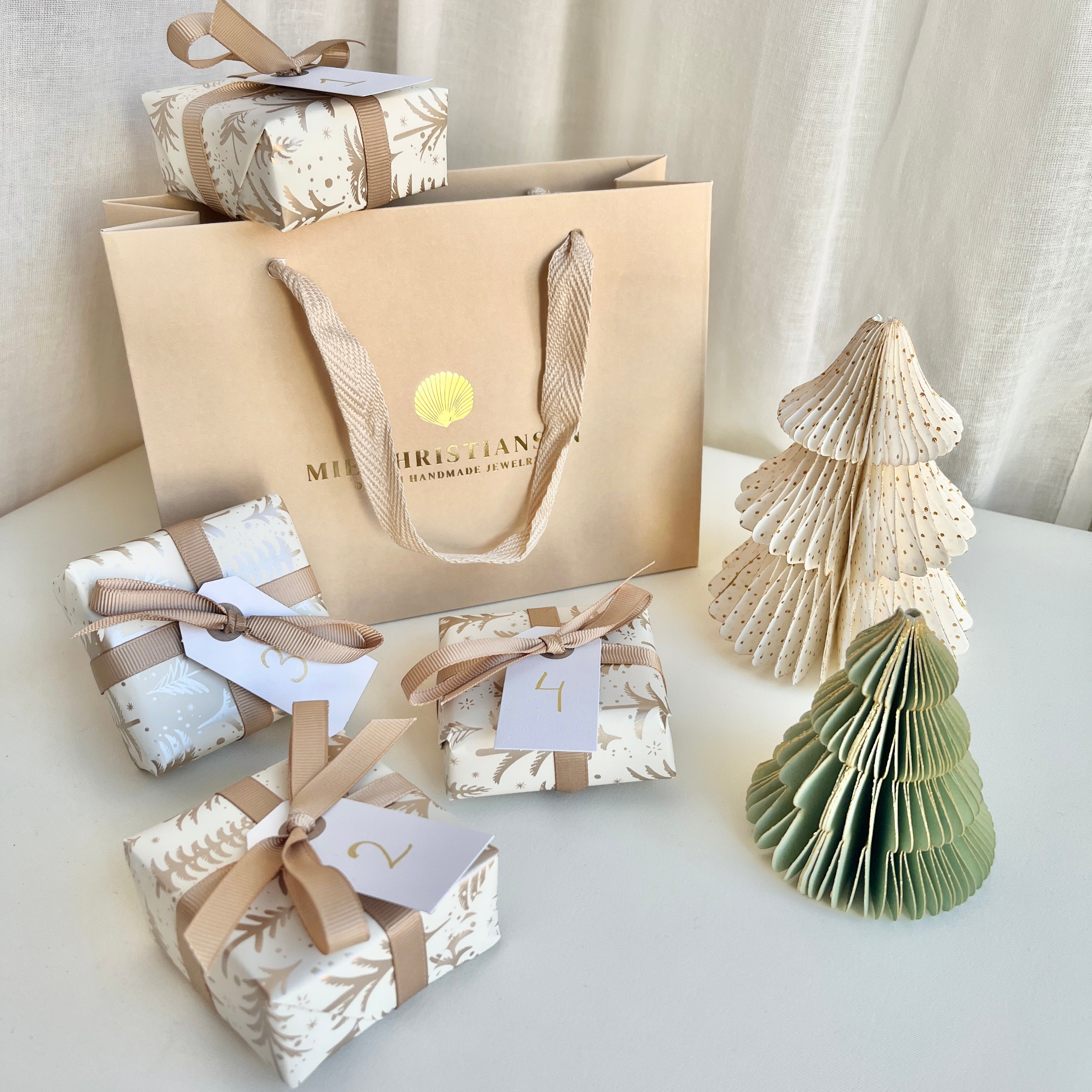 Mie Christiansen jewelry smykke adventskalender 2023. En smuk perlegave til hver søndag i advent