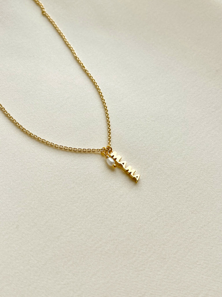 mama necklace er en guldhalskæde med et smukt mama vedhæng og ferskvandsperle