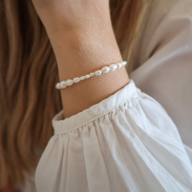 Dahlia Bracelet er et unikt designet armbånd med ferskvandsperler, der bliver større mod midten. Et fortryllende armbånd med sin flotte elegance og feminine vibe. En smuk smykkegave til bryllup eller smykkegave til jul.
