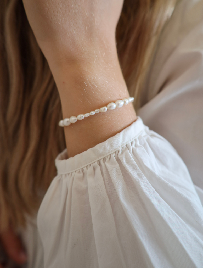Dahlia Bracelet er et unikt designet armbånd med ferskvandsperler, der bliver større mod midten. Et fortryllende armbånd med sin flotte elegance og feminine vibe. En smuk smykkegave til bryllup eller smykkegave til jul.