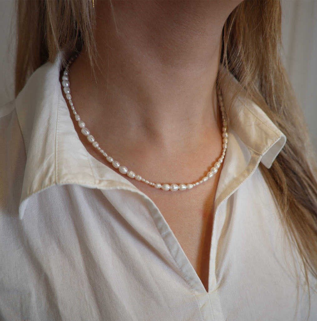 Dahlia Necklace er en unik designet halskæde med ferskvandsperler, der bliver større mod midten. En fortryllende halskæde med sin flotte elegance og feminine vibe. En rigtig fin halskæde til bryllup. Smykke til bryllup.