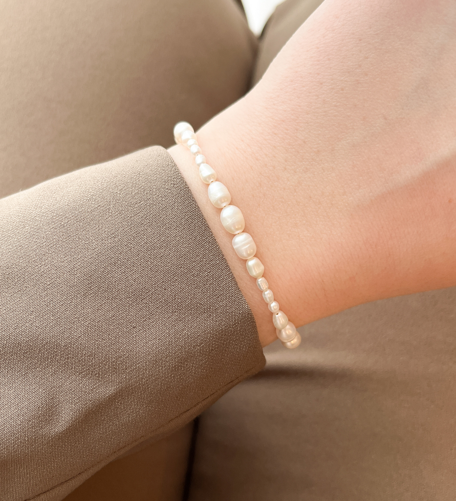 Dahlia armbånd med et smukt mønster af perler, der bliver større og mindre mod midten.