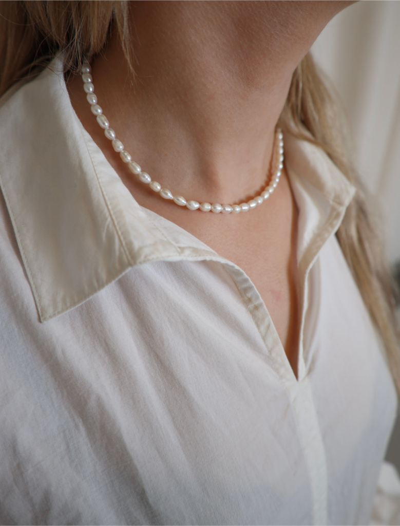 Margrethe Necklace er en utrolig feminin og elegant halskæde med mellemsmå ferskvandsperler i oval design. Halskæden har en forgyldt sterling sølv forlængerkæde og lås.