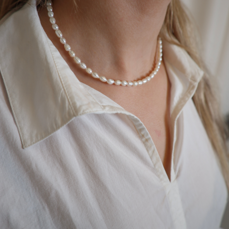 Margrethe Necklace er en utrolig feminin og elegant halskæde med mellemsmå ferskvandsperler i oval design. Halskæden har en forgyldt sterling sølv forlængerkæde og lås.