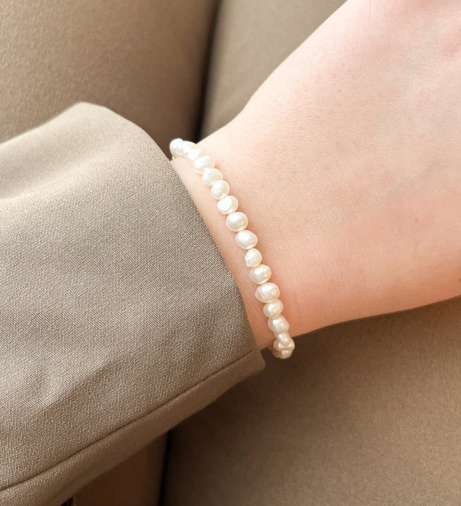 Det populære Philine armbånd med rå ferskvandsperler.