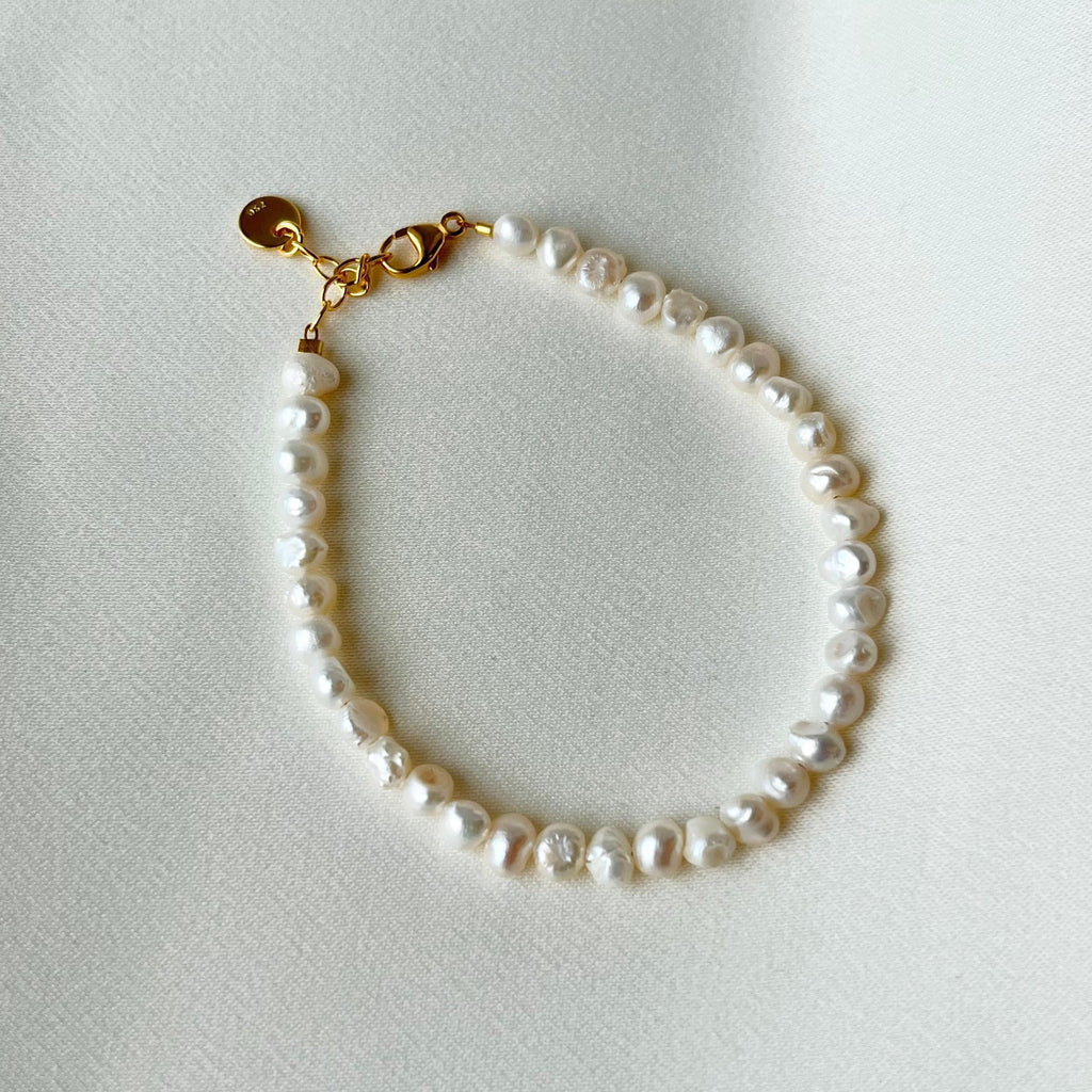 Vores populære bestseller armbånd Philine Bracelet med rå ferskvandsperler