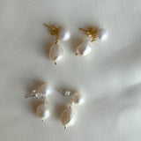 Vores perlesmykker fåes både i guld og sølv. Her ses vores Ophelia perleørestikkere